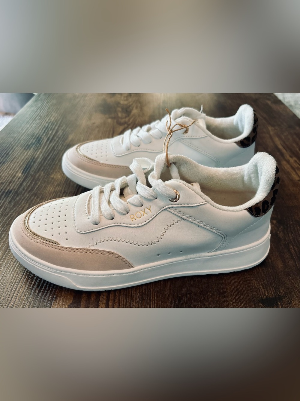 Roxy Vivianne White Sneakers    size 7.5   NWT